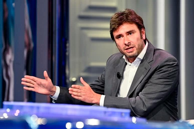 Alessandro Di Battista durante una trasmissione televisiva